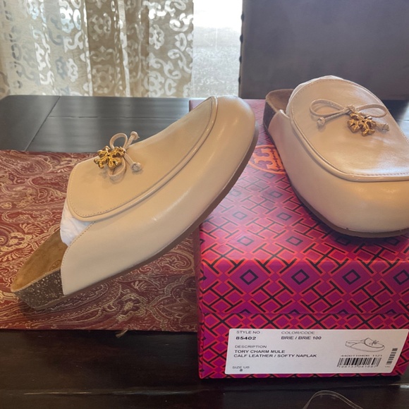 TORY BURCH TORY Charm Brie Calf Leather Mule Sz 8 Retail $278, BNIB, HTF - Picture 2 of 5